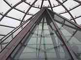Tetto di vetro a forma di cono che copre l'apertura nel soffitto di una sala di preghiera.