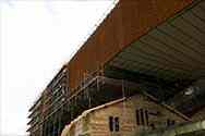 facciata in acciaio corten, rivestimento con pannelli in acciaio forato corten
