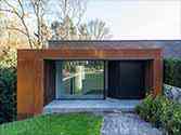 facciata in acciaio corten, ingresso rivestito con pannelli in corten