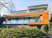facciata con oriel e bordi delle terrazze rivestiti con pannelli in corten