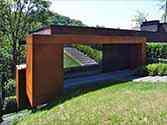 rivestimento della facciata con pannelli in acciaio corten all'ingresso