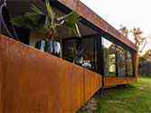 terrazza rivestita con pannelli in acciaio corten