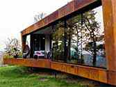 rivestimento della facciata con pannelli in acciaio corten sulla terrazza