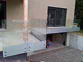 ringhiera a tutto vetro sul balcone