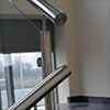 corrimano in tubo tondo montato utilizzando un sostegno in acciaio inox
