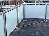 ringhiera inox con riempimento in vetro sulla terrazza