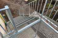 gradini in griglia d'acciaio, ringhiera in acciaio