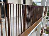 Ringhiera del balcone con tondini in acciaio verniciato e pannelli di lamiera in alluminio