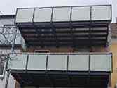 Balcone con struttura portante in acciaio e ringhiera in vetro