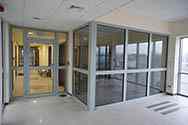 Pareti vetrate con telaio in un sistema in alluminio montanti con profili di raccordo a soffitto e pavimento