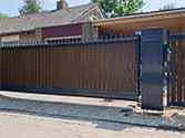 Cancello scorrevole autoportante e cancelletto con riempimento in legno composito per uso residenziale