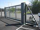 Cancello scorrevole autoportante a sbarre realizzato in alluminio verniciato a polvere per uso industriale.