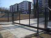 Cancello scorrevole autoportante, cancelletto e recinzione realizzati con pannelli in rete saldata in acciaio zincato e verniciato a polvere ad uso residenziale.