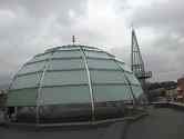 Cupola costruita con pannelli di vetro di sicurezza installati su una struttura metallica