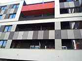 Pareti divisorie di pannelli in policarbonato con telai in acciaio sui balconi