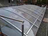Tetto sopra l'ingresso del garage sotterraneo ricoperto con pannelli in policarbonato posati sulla struttura metallica