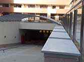 L'ingresso al garage sotterraneo ricoperto con tetto costruito di pannelli in policarbonato messi sulla struttura portante di profili in acciaio zincato e verniciato a polvere.