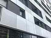 Pannelli di facciata in alucobond montati su telai di supporto realizzati con profili in alluminio