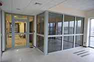 Pareti divisorie vetrate con telaio in un sistema in alluminio montanti con profili di raccordo a soffitto e pavimento