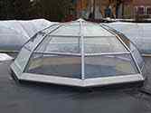 Cupola costruita con pannelli in vetro laminato a sicurezza installati su una struttura in acciaio inox