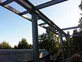 Parte superiore della struttura di sostegno con il telaio del balcone riposo su una fila di pali in acciaio