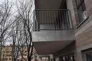 Parapetto del balcone composto da tondini verticali in acciaio zincato e verniciato a polvere. 
Scossaline in acciaio sul balcone. Sotto le finestre, davanzali in acciaio zincato