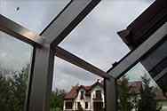 Pannelli di vetro montati sulla struttura portante realizatta con profili in acciaio inox
